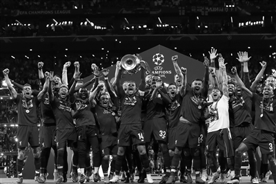 哈体院滑冰场现国家一级运动员亲授防摔技巧