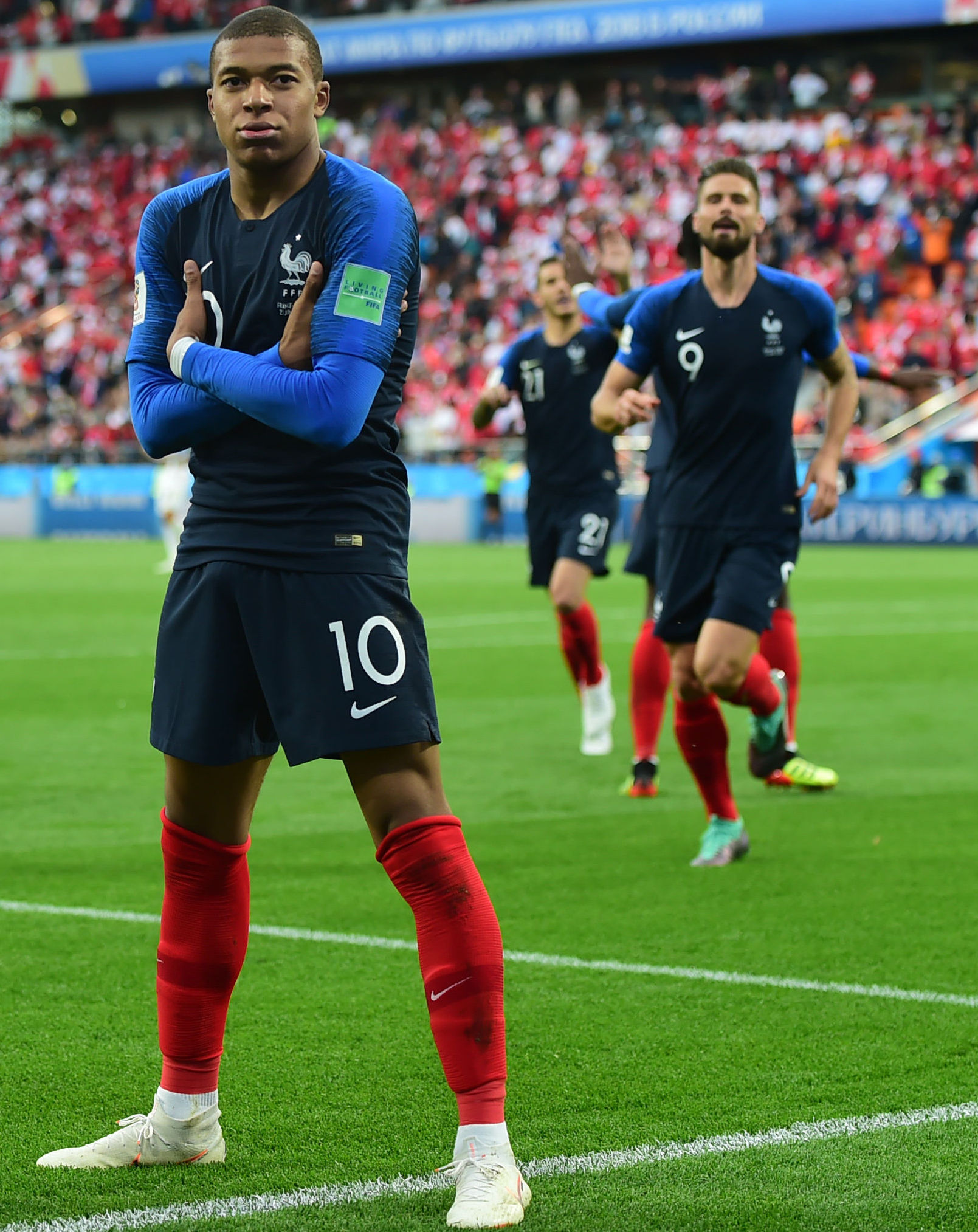 疯狂的足球：米兰门神迈尼昂的盘带合集（足坛狂潮：AC米兰门将迈尼昂盘带集锦）