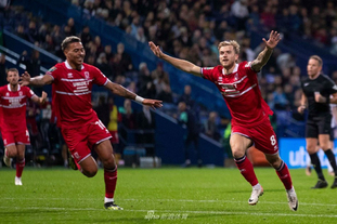 我留下！队报：海斯昨日向尼斯全队宣布将继续执教球队（海斯留任！队报称其昨已通知尼斯全队将继续执教）