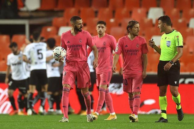 官方：26岁的前比利时国脚、国米旧将范赫斯登退役（官宣：26岁比利时前国脚、国米旧将范赫斯登正式退役）